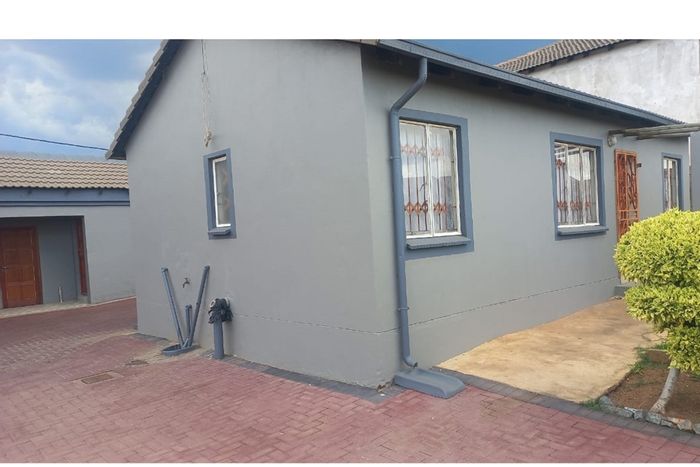 For Sale: House in Mahube Valley with 3 bedrooms, garage, and outdoor rooms.