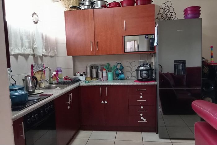 Two-bedroom apartment in Sasolburg Central, close to amenities, secure complex. To Rent.