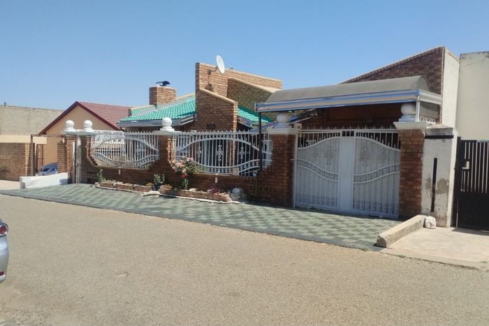 House To Rent in Dobsonville Ext 2: 3 beds, garage, fibre internet, near amenities.