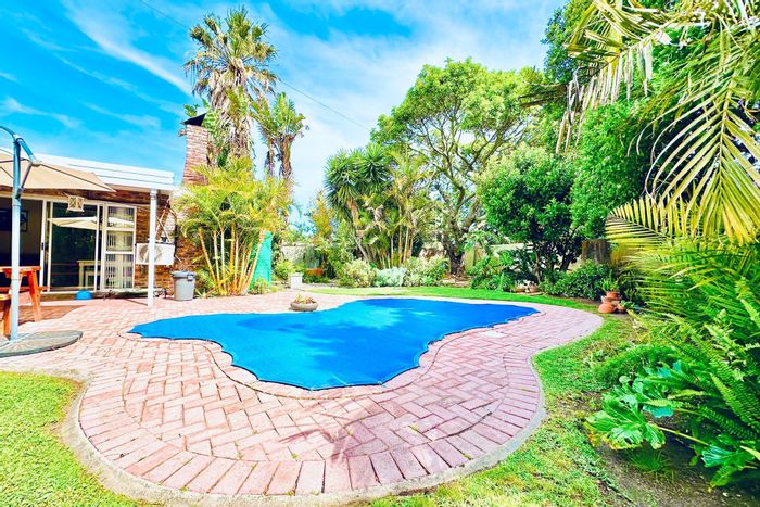 Framesby House To Rent: 3 beds, pool, braai area, fiber, secure parking.