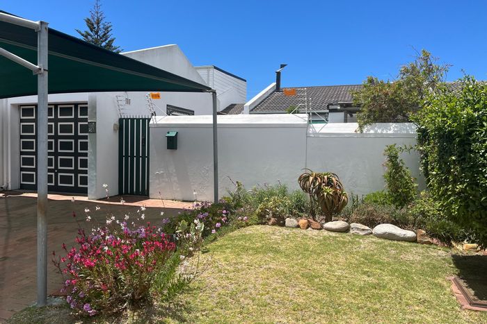 Silverglade Cluster For Sale: 3 bedrooms, Braai room, garden, security, close to amenities.