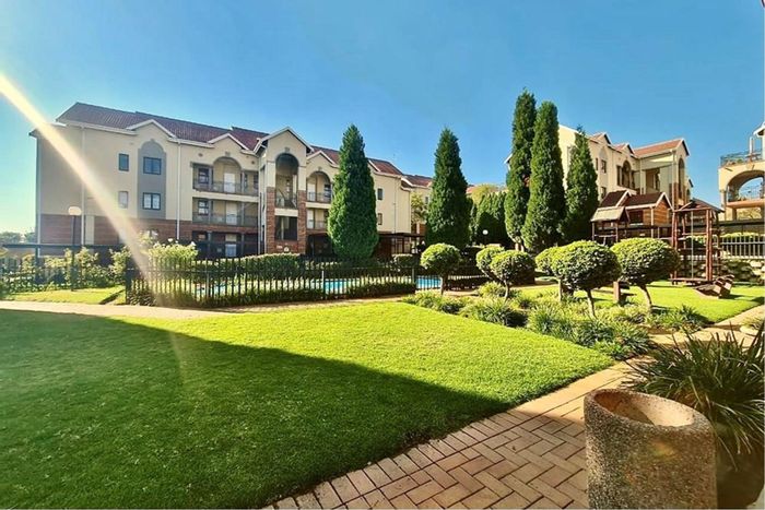 Bryanston Apartment For Sale: 2 beds, pool, garden, parking, close to amenities.