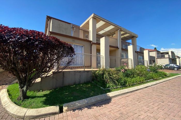 For Sale: Apartment in Vanderbijlpark Sw with pool, braai area, and garage.