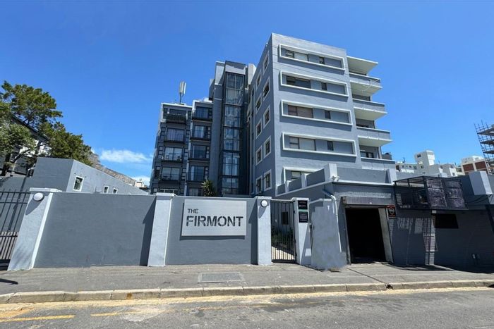 Coastal apartment in Sea Point with balcony, parking, and beach access. To Rent.