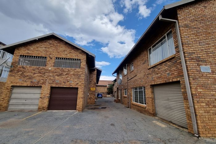 Elandsheuwel Apartment For Sale: 2 baths, garage, near Klerksdorp CBD amenities.