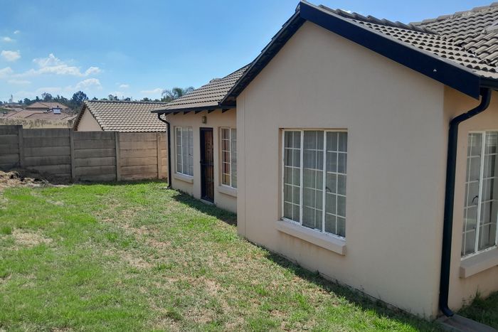 For Sale: House in Olievenhoutbosch, 3 beds, 2 baths, secure area, open-plan kitchen.