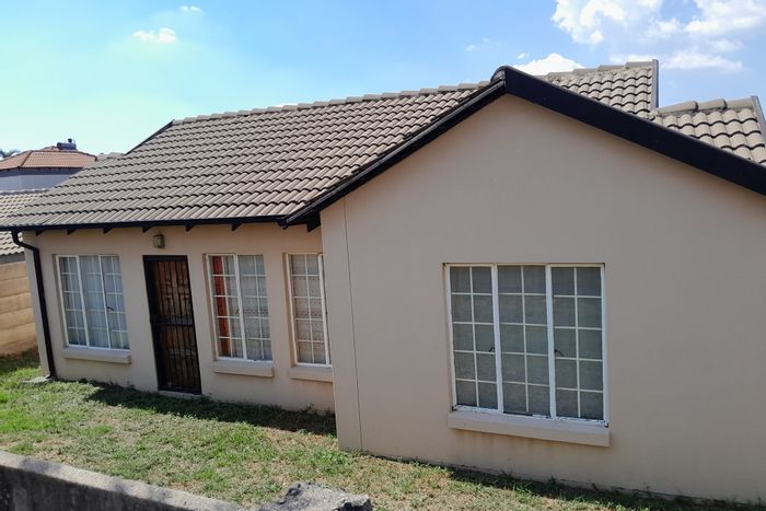 For Sale: House in Olievenhoutbosch, 3 beds, 2 baths, open plan kitchen, security.