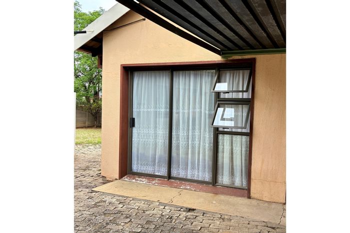 Vaalpark Apartment To Rent: One-bedroom, parking, near amenities and public transport.