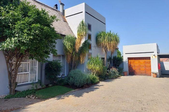 Townhouse To Rent in Vanderbijlpark SE 4: 3 bedrooms, 3 bathrooms, parking included.