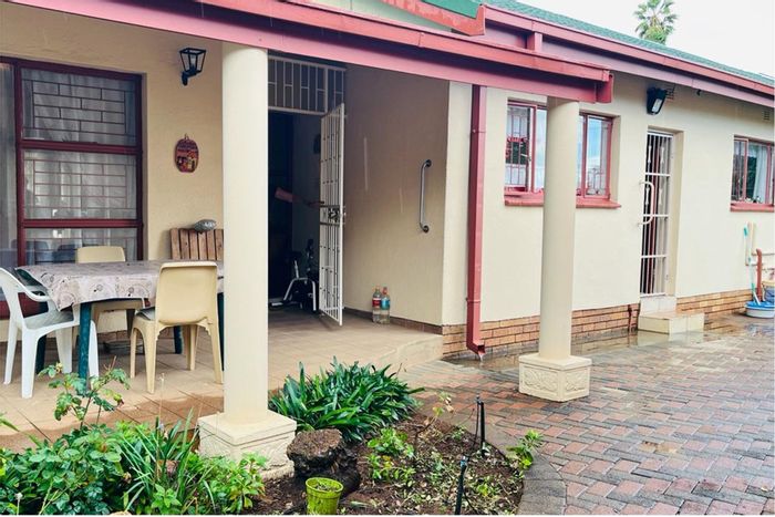 House For Sale in Stilfontein Ext 4: 3 Bedrooms, Study, Borehole, Security Features.