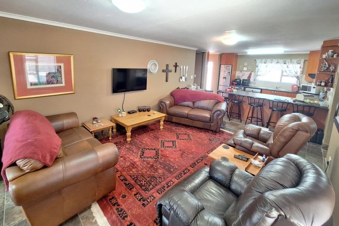 For Sale: House in Humansdorp Central with 2 beds, 3 garages, and security.