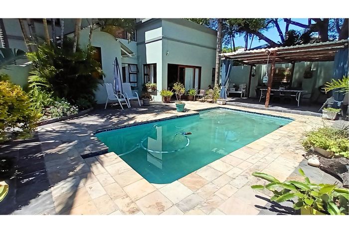 Bonza Bay House For Sale: 4 bedrooms, pool, flatlet, secure gardens, prime location.