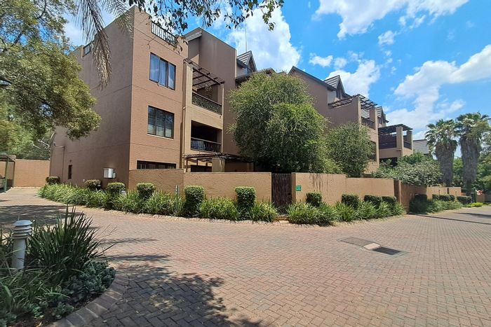 Douglasdale Apartment To Rent: Garden unit, pool access, tennis court, clubhouse amenities.