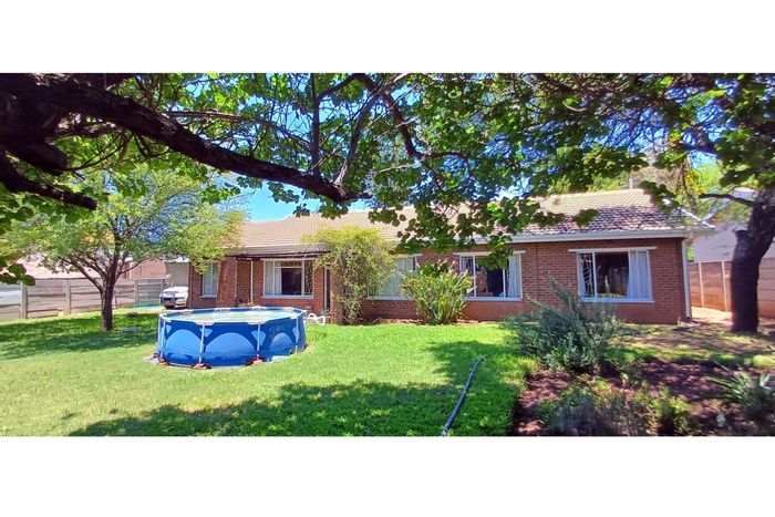 Riebeeckstad House For Sale: Three bedrooms, pool, treed garden, and ample parking.