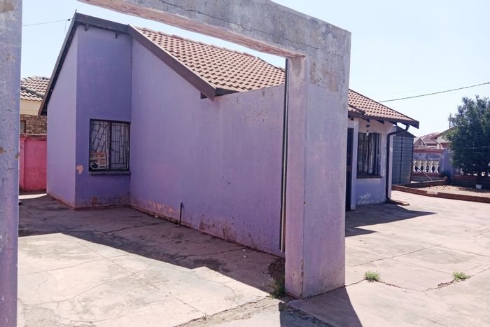 House for Sale in Soshanguve Ext: 2 Bedrooms, FLISP Approved, Spacious Yard.