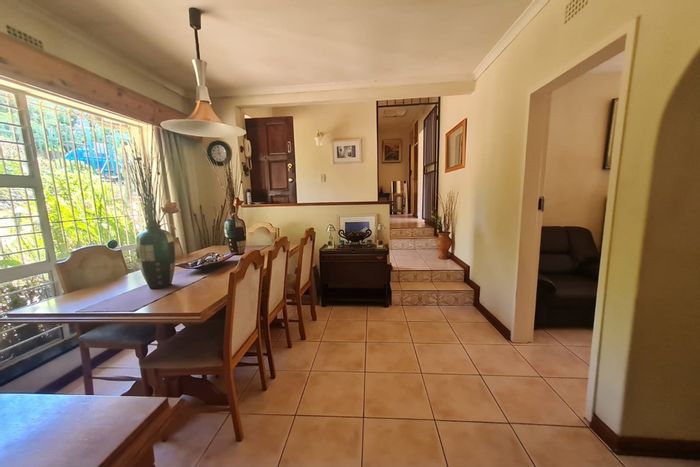 Wilro Park House For Sale: Spacious garden, pool, Lapa, and family-friendly amenities.