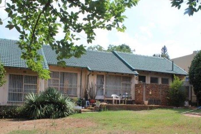 Wilro Park House For Sale: Pool, Lapa, spacious garden, and convenient amenities nearby.