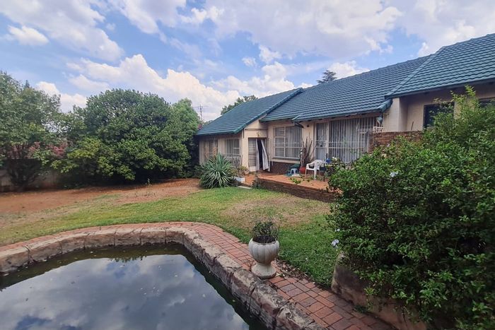 Wilro Park House For Sale: Spacious home with pool, Lapa, and double garage.