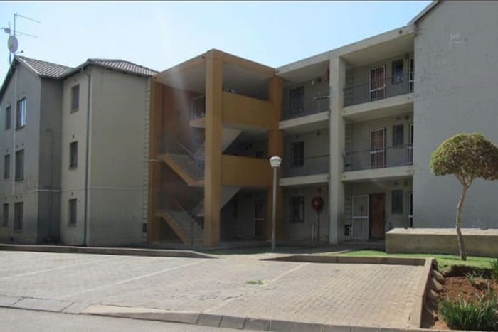 Jabulani Apartment For Sale: 3 Bedrooms, 2 Parking Spaces, Convenient Location.