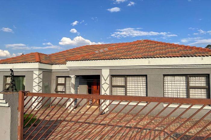 Kriel Central House For Sale: 3 bedrooms, secure yard, close to amenities.