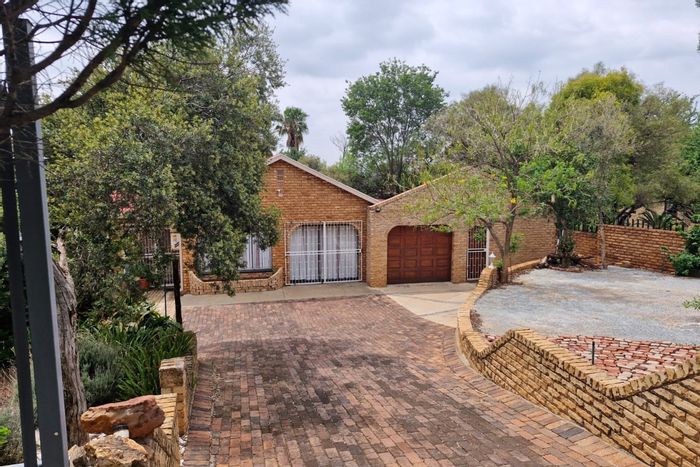 Doringkruin House For Sale: 4 beds, braai pit, large garden, parking for four.