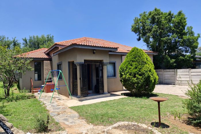 House for Sale in Elandia: 3 beds, 2 baths, garage, garden, staff accommodation.