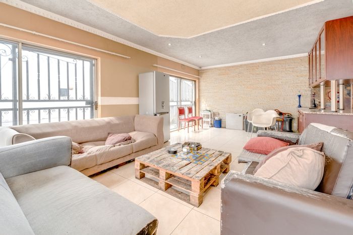 For Sale: House in Westdene with 3 beds, cottages, pool, and ample parking.