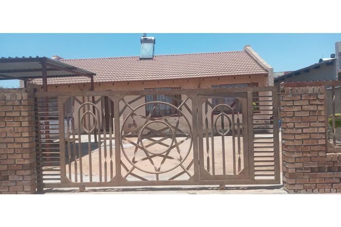For Sale: House in Seshego - 3 bedrooms, 2 bathrooms, double garage, nearby amenities.