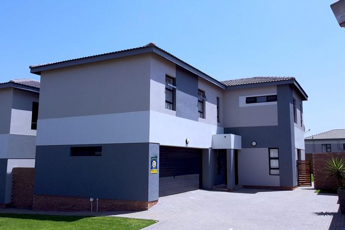 For Sale: House in Thatchfield Estate with 4 bedrooms, solar, and 24hr security.