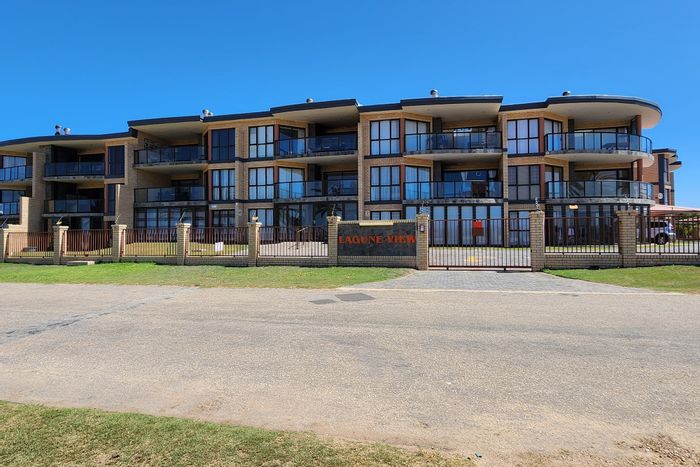 Kabeljous Apartment For Sale: 3 bedrooms, lagoon views, balcony with braai.