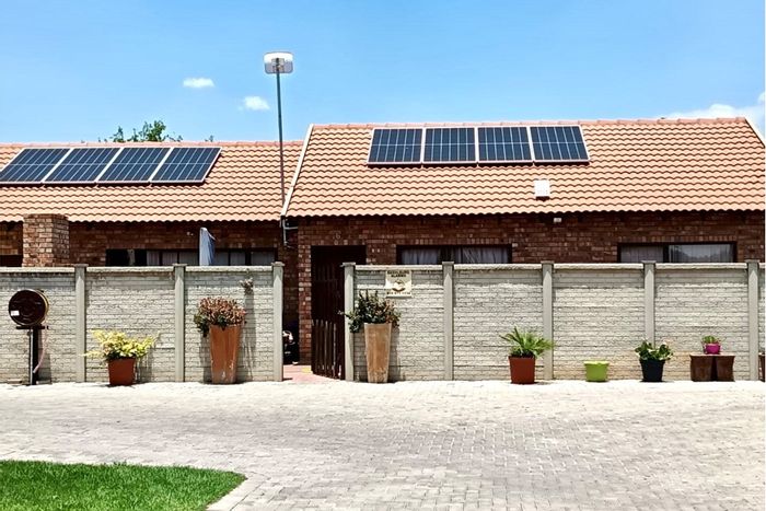 Townhouse for Sale in Sasolburg Ext 10: Garden, garage, solar panels, pet-friendly.