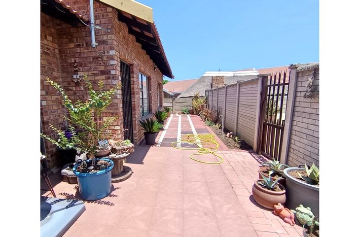 For Sale: Townhouse in Sasolburg Ext 10 with garden, garage, and solar panels.