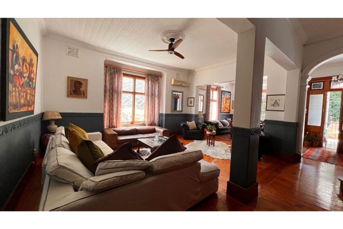 Glenwood House For Sale: 4 beds, pool, garden, secure parking, near amenities.