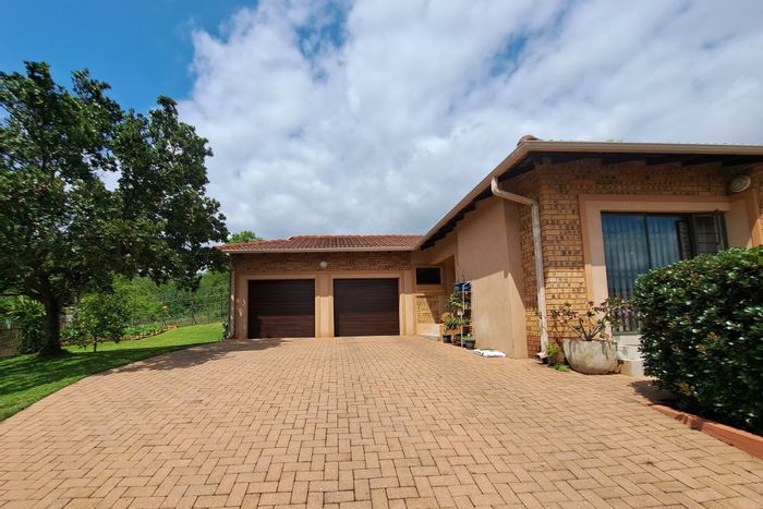 For Sale: Spacious 3-bedroom house in Sonheuwel Ext 1 with parking and flatlet.