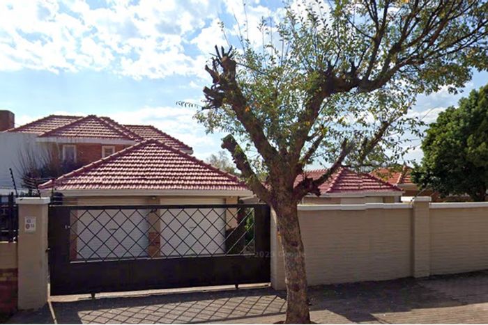 Spacious Florida house with pool, 9 bedrooms, and rental flatlets for sale.
