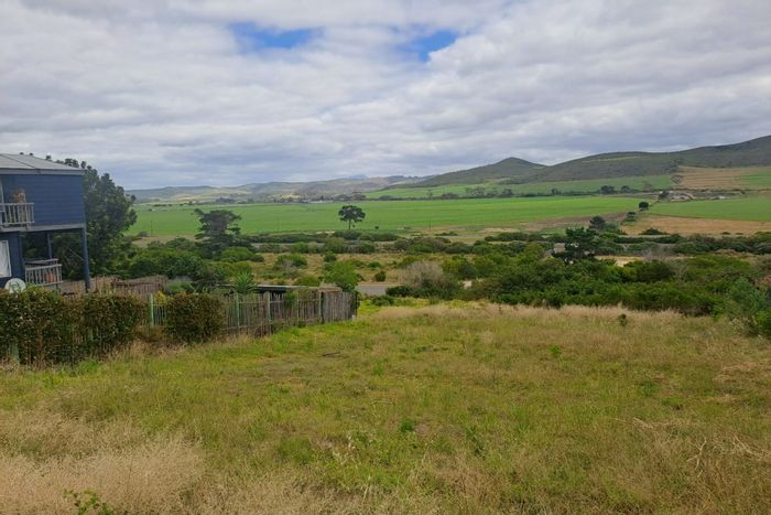 Vacant Land Residential For Sale in Reebok: 576m2 with mountain views and accessibility.