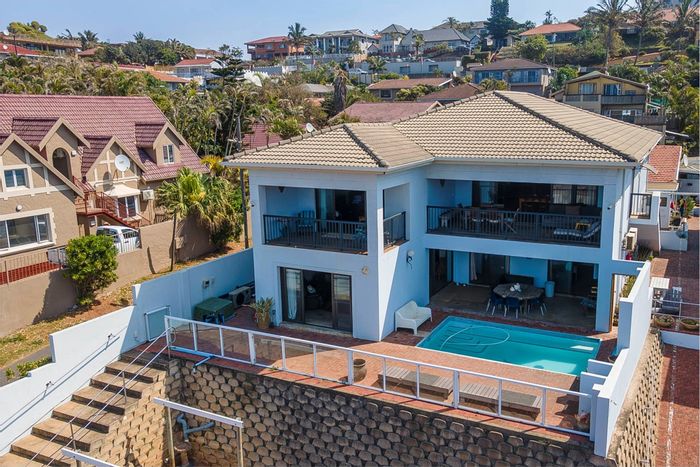 For Sale: House in Bluff with 8 bedrooms, ocean views, and splash pools.