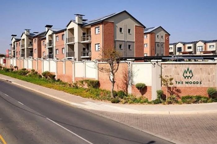 Kyalami Apartment To Rent: 2 beds, pool, clubhouse, security, and easy access.