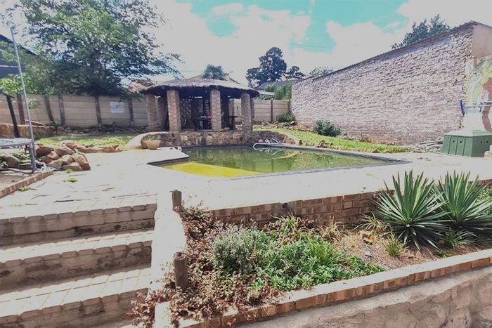 Lindhaven House For Sale: Pool, Lapa, study, and secure garage with views.