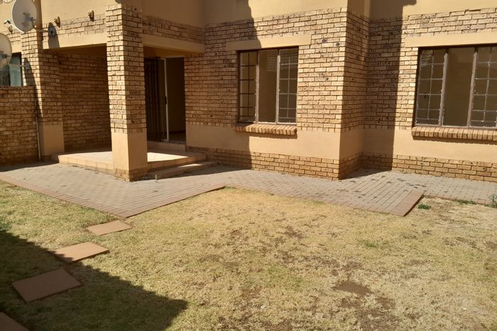 Ground floor 2BR apartment with private garden and garage in Stone Ridge. To Rent.