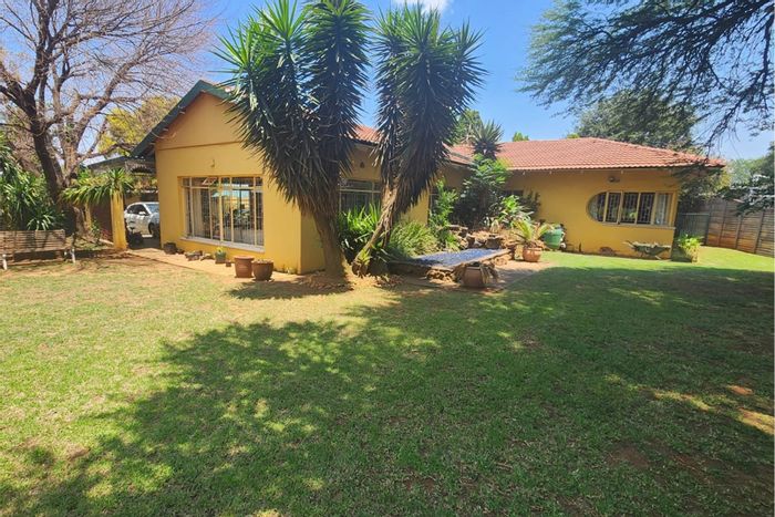 Dalpark House For Sale: Versatile space, pool, outbuildings, ideal for residential/commercial use.