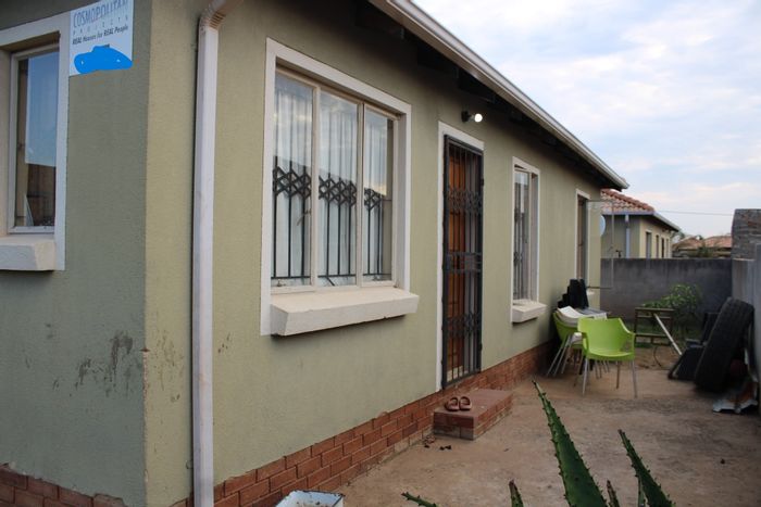 For Sale: House in Glenway Estate with garden, solar heating, and fiber internet.