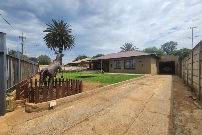 House for Sale in Paul Krugersoord: 3 beds, secure parking, fenced yard.