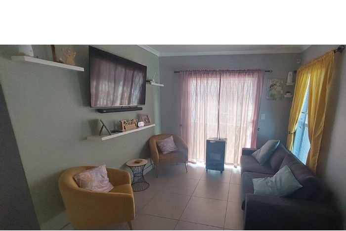 Rondevlei Park House For Sale: 3 bedrooms, braai area, secure parking, low maintenance.