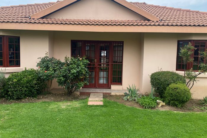 Townhouse To Rent in Harrismith Central: garden, parking, near amenities and highways.