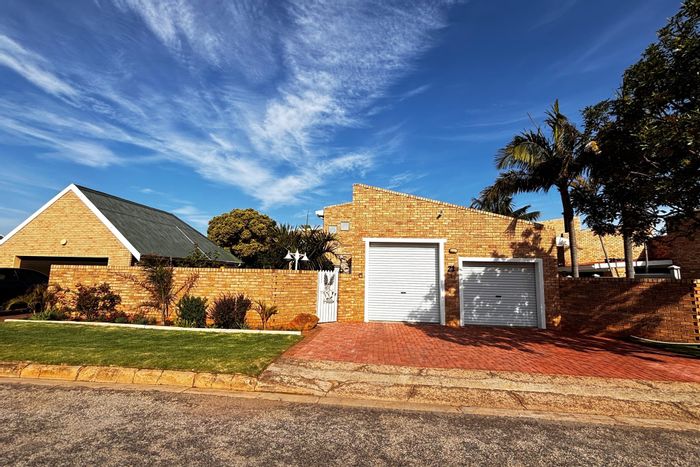 For Sale: House in Ferreira Town with pool, home office, and double garage.