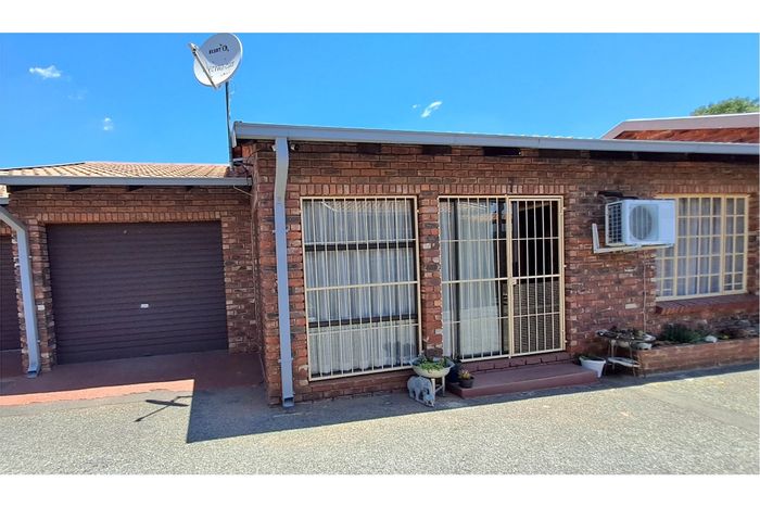 For Sale: Townhouse in Parys Central with garage, patio, and solar power.