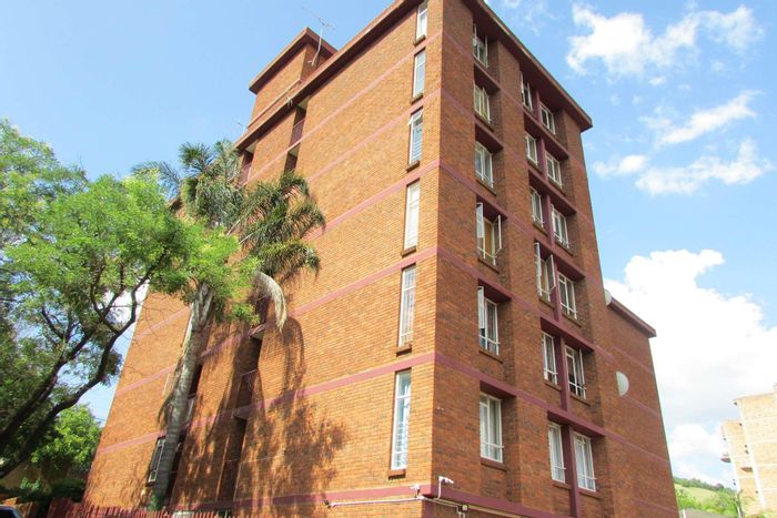 1 Bedroom Apartment for Sale in Wonderboom South with Garage and Secure Complex.