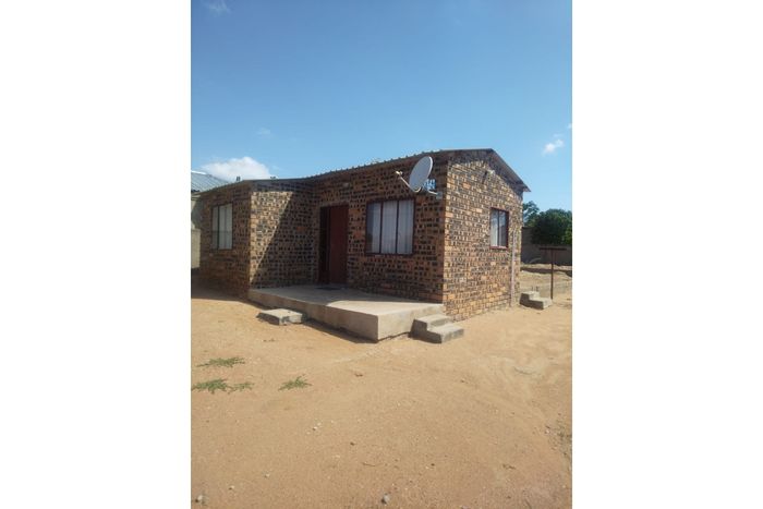 House for Sale in Seshego: 2 beds, large yard, ample parking space.