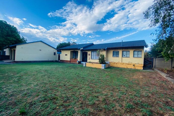 Spacious Sasolburg Central house for sale with entertainment area and garage.